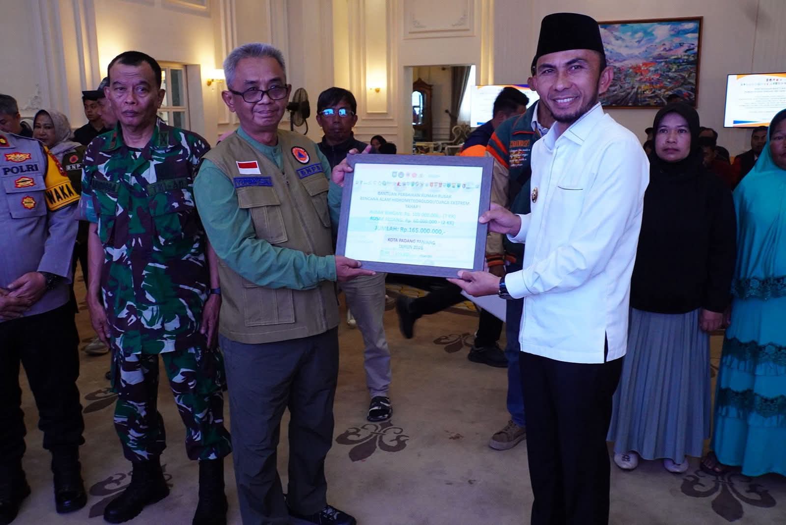 Wawako Allex saat menerima bantuan stimulan secara simbolis